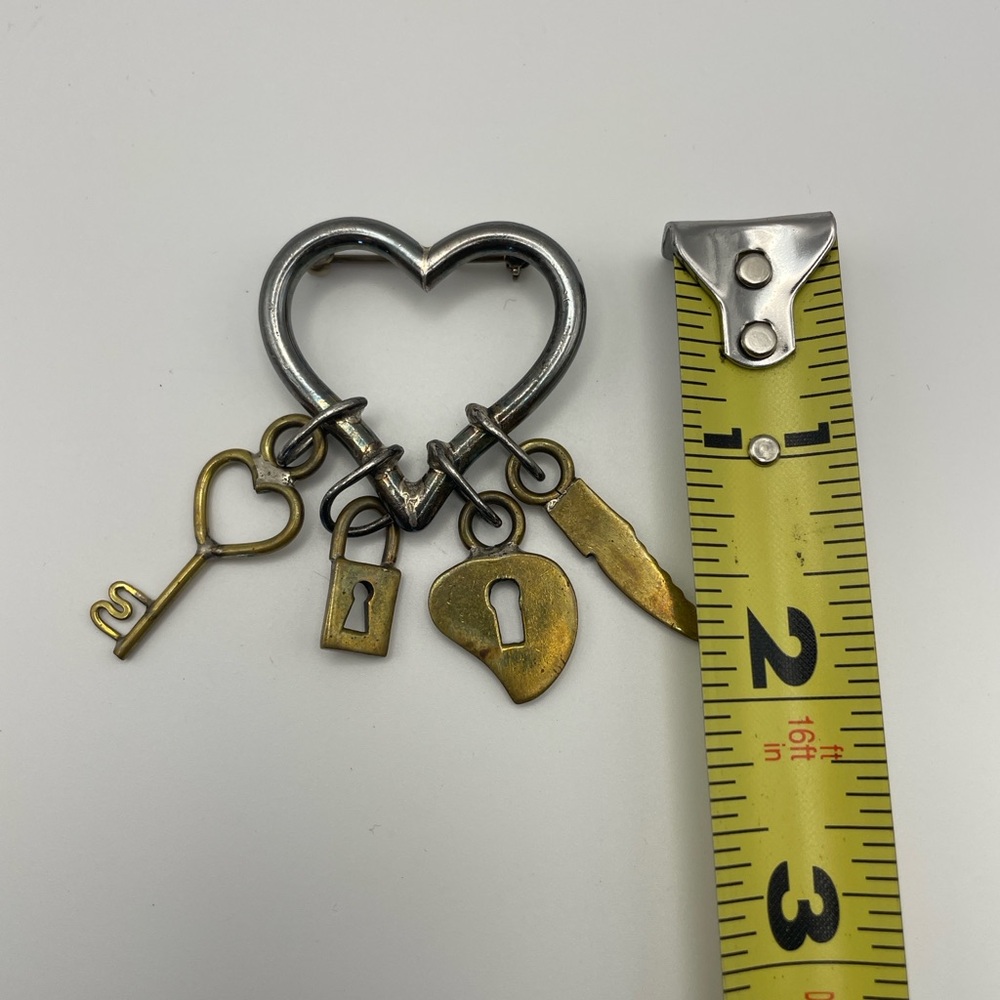 Vintage Edgy Heart Dangle Brooch – Dagger, Lock, Key & Heart Charms 🔒🗡️💔 - Picture 4 of 6